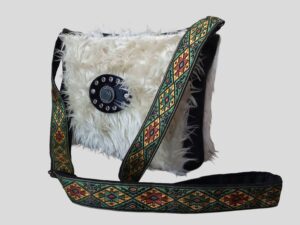 Pluizig tasje met kleurige draagband