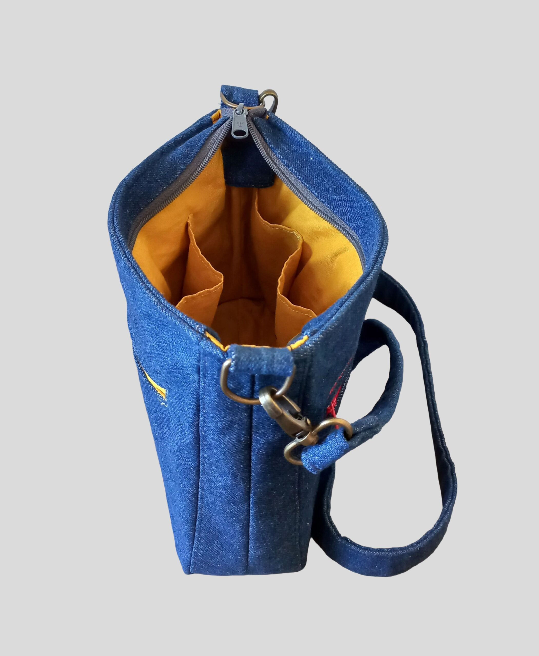 Denim tas met gekleurde ritsen - Afbeelding 5
